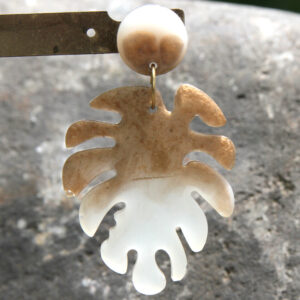 Aretes monstera resina